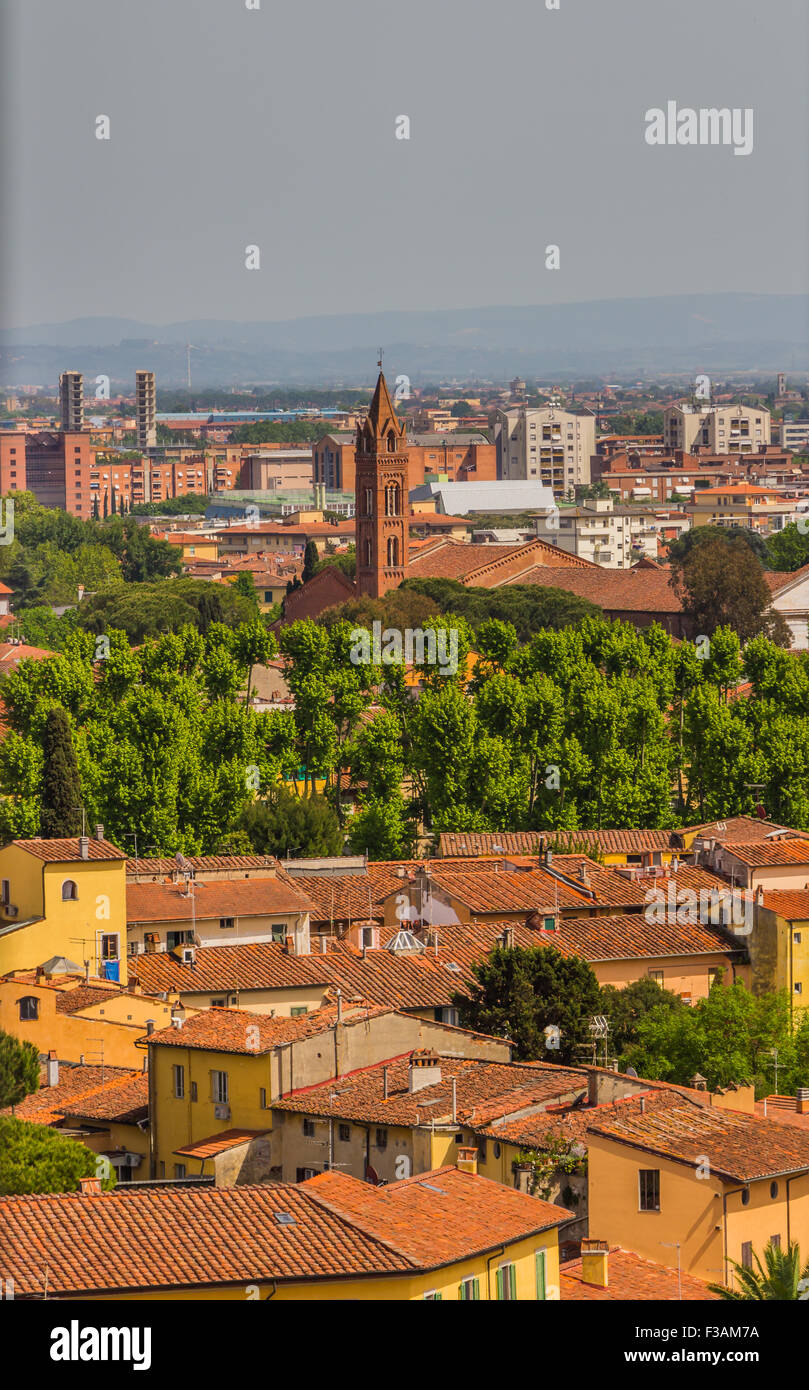 Italia: Vista della vecchia città di Pisa dalla torre pendente. Foto Stock