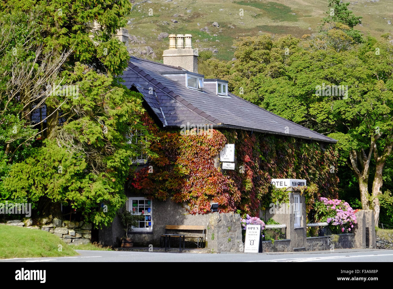 Il Pen-y-Gwryd hotel tra Capel Curig e Llanberis in Snowdonia, Galles Foto Stock