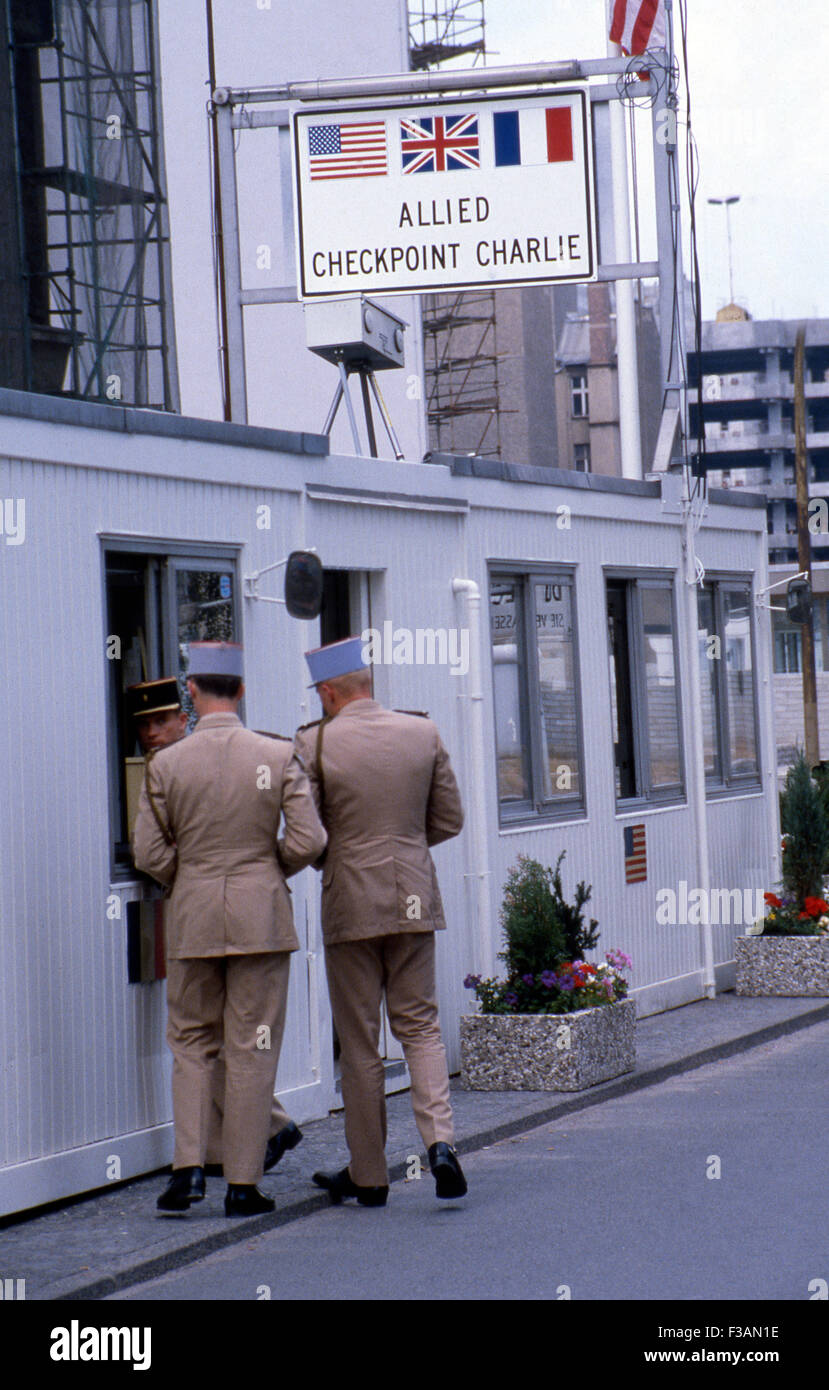 Allied Checkpoint Charlie a Berlino Ovest negli anni ottanta quando la città fu divisa durante la Guerra fredda Foto Stock