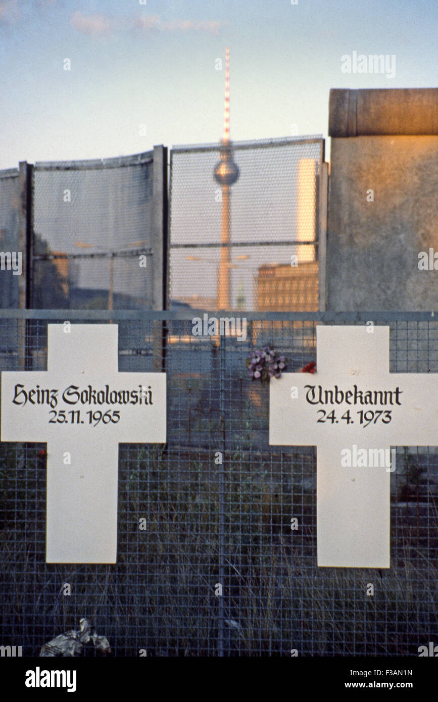 Memoriali a Berlino Ovest a quelli uccisi attraversa da est, 1985. La torre della televisione di Berlino Est è in background Foto Stock