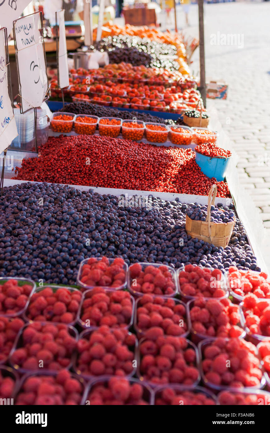 Stagione di frutti di bosco in vendita su un mercato. Foto Stock