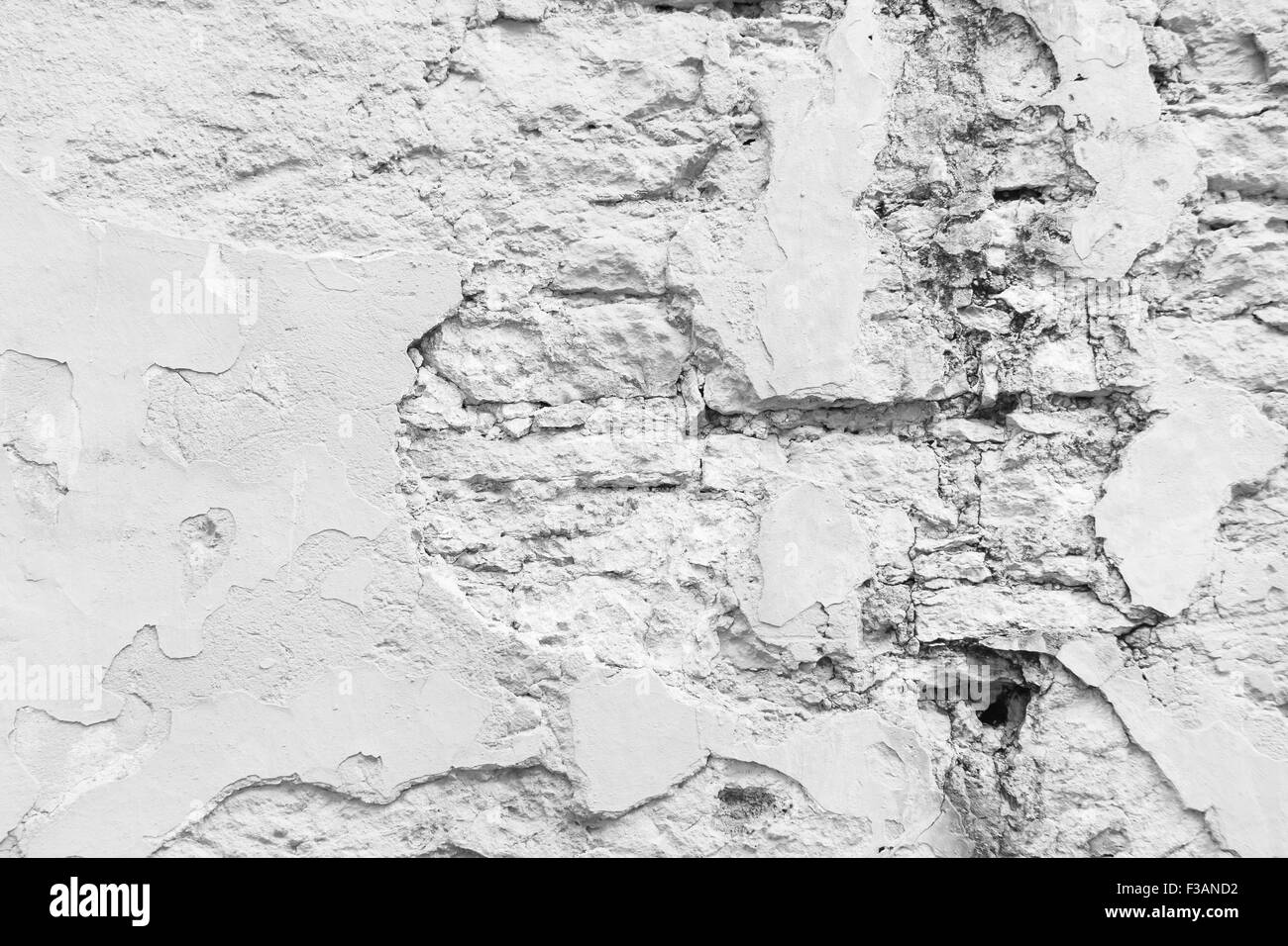 Primo piano della rottura di un muro di pietra calcarea Foto Stock