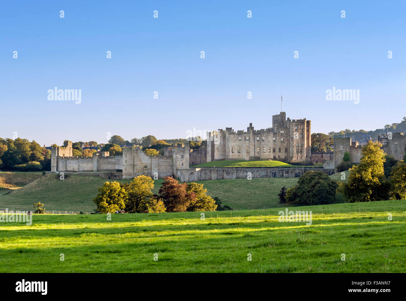 Alnwick Castle nel tardo pomeriggio di sole autunnale, Alnwick, Northumberland, England, Regno Unito Foto Stock