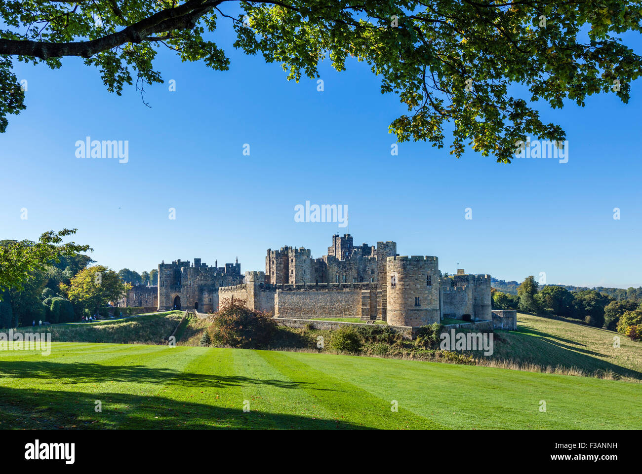 Alnwick Castle in autunno sunshine, Alnwick, Northumberland, England, Regno Unito Foto Stock