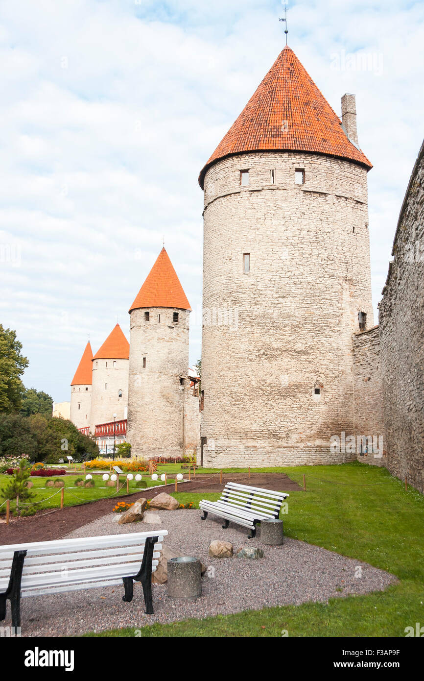 Banchi di bianco in un parco in piazza delle torri nella Città Vecchia di Tallinn, Estonia, Europa Foto Stock