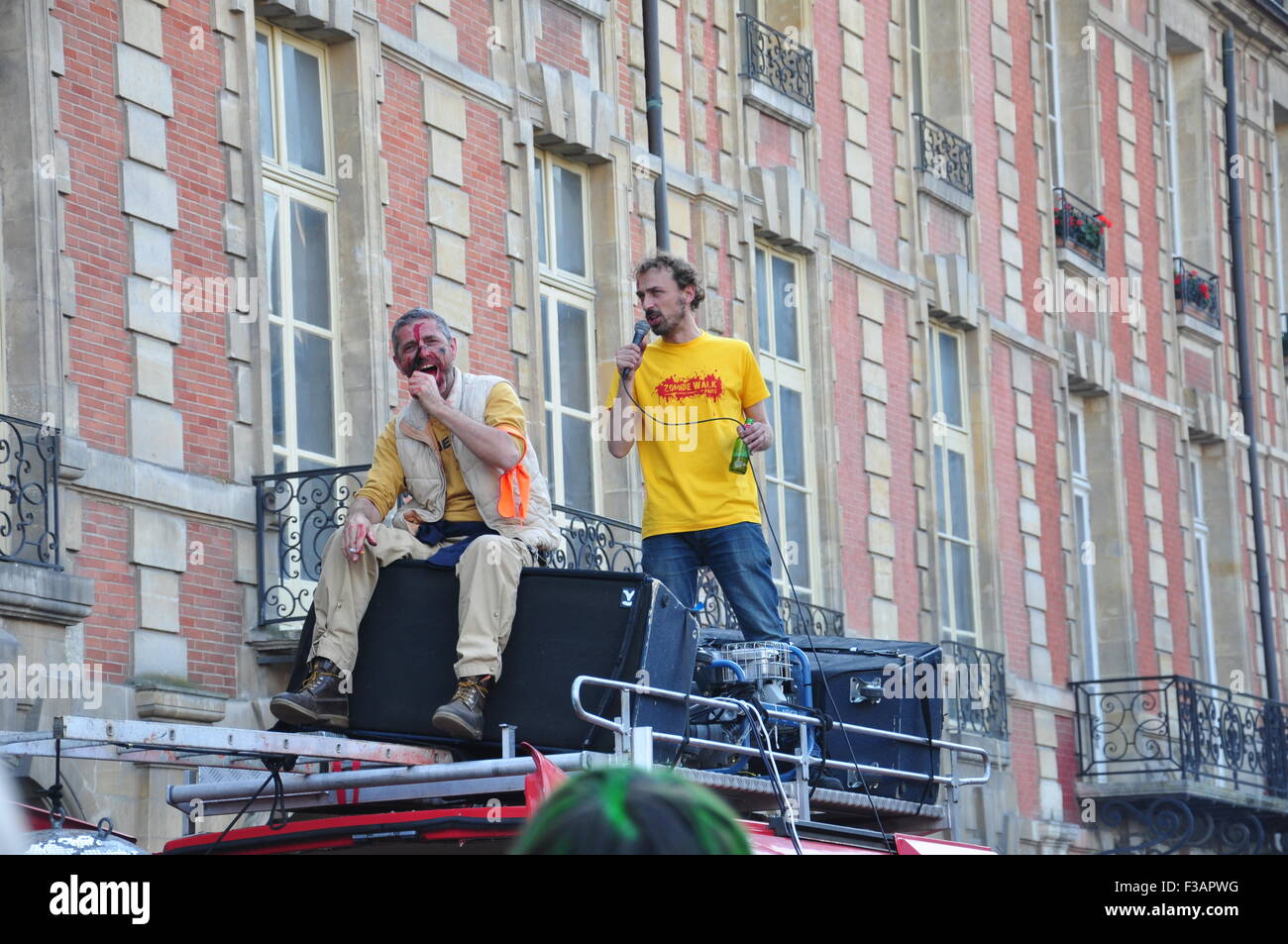 Parigi, Francia, 3 ottobre, 2015. Un gruppo di tutte le età si riuniscono per l annuale zombie a piedi. Credito: Scott Carson/Alamy Live News Foto Stock