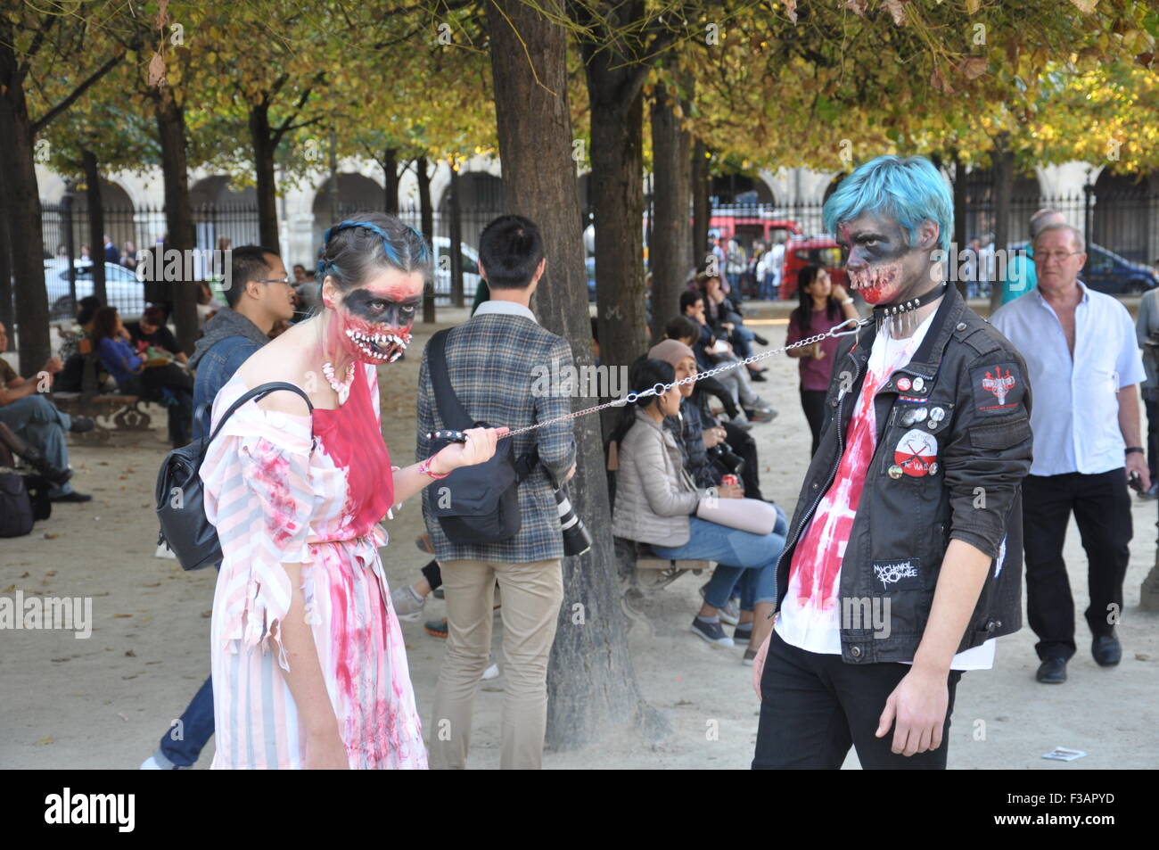Parigi, Francia, 3 ottobre, 2015. Un gruppo di tutte le età si riuniscono per l annuale zombie a piedi. Credito: Scott Carson/Alamy Live News Foto Stock