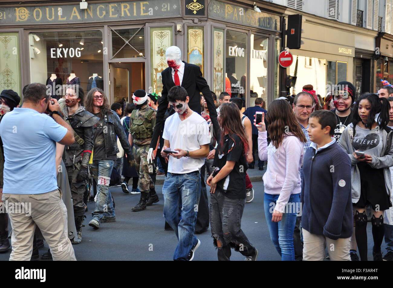 Parigi, Francia, 3 ottobre, 2015. Un gruppo di tutte le età si riuniscono per l annuale zombie a piedi. Credito: Scott Carson/Alamy Live News Foto Stock