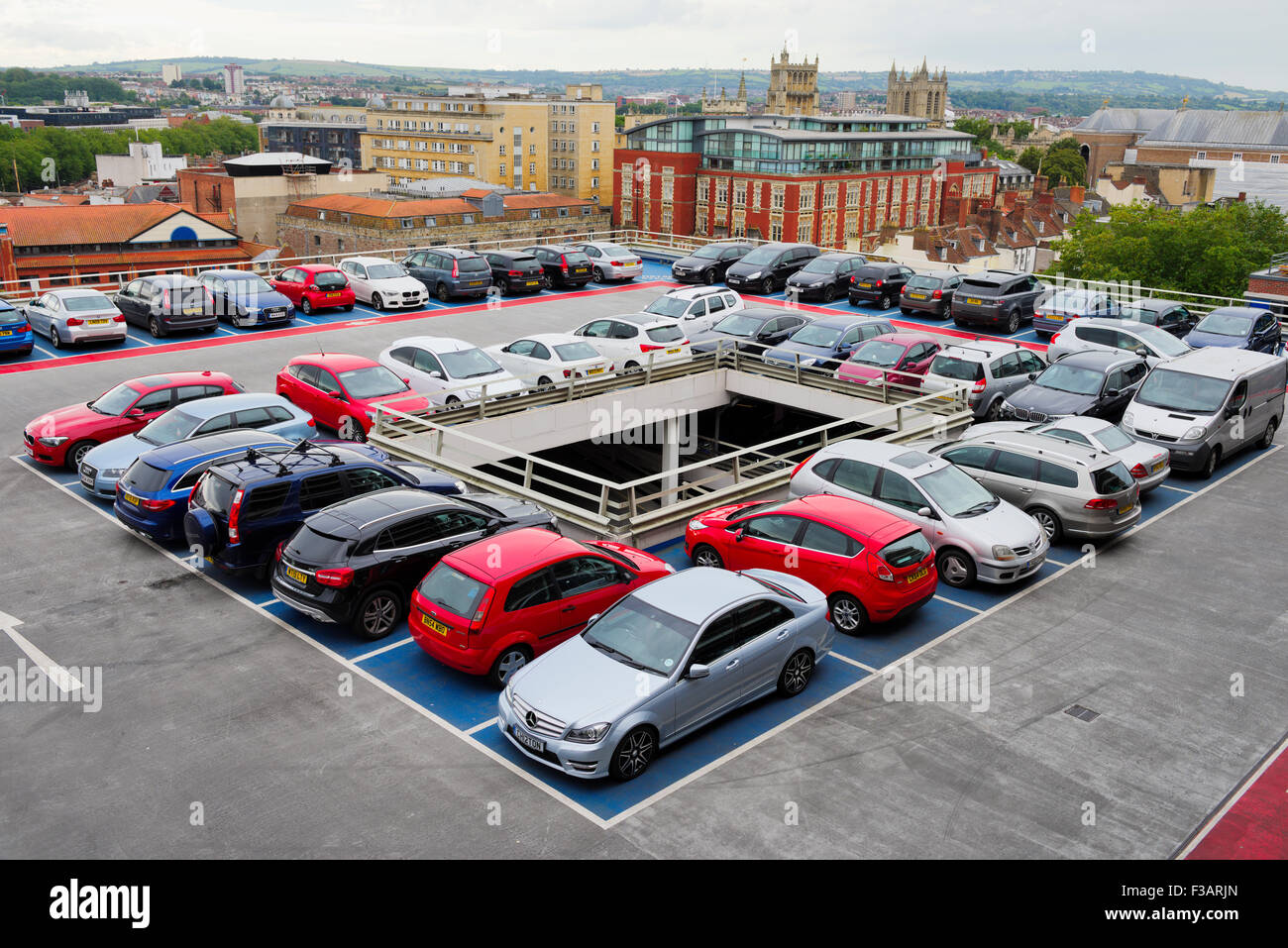 Sul tetto del parcheggio auto in città, Bristol, Regno Unito Foto Stock
