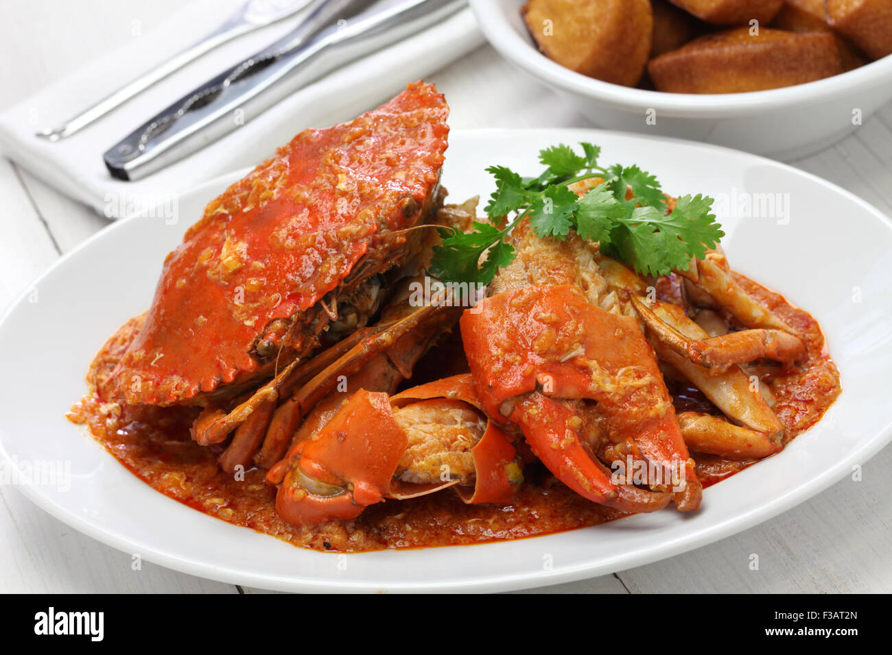 Peperoncino il granchio del fango con mantou fritti, cucina di Singapore Foto Stock