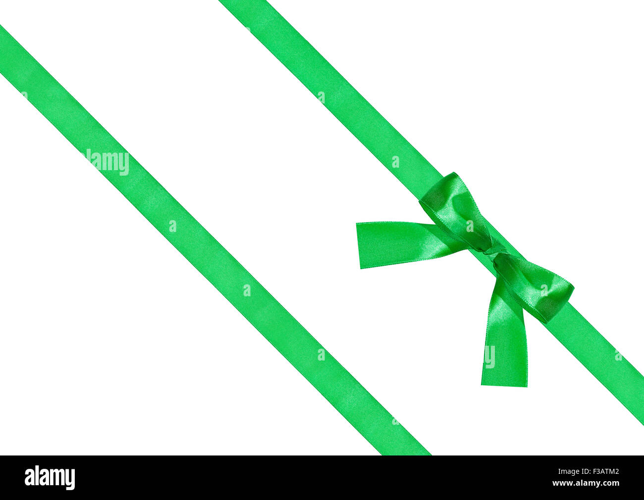 Un verde nodo di prua sulla diagonale di due nastri di seta isolati su sfondo bianco Foto Stock