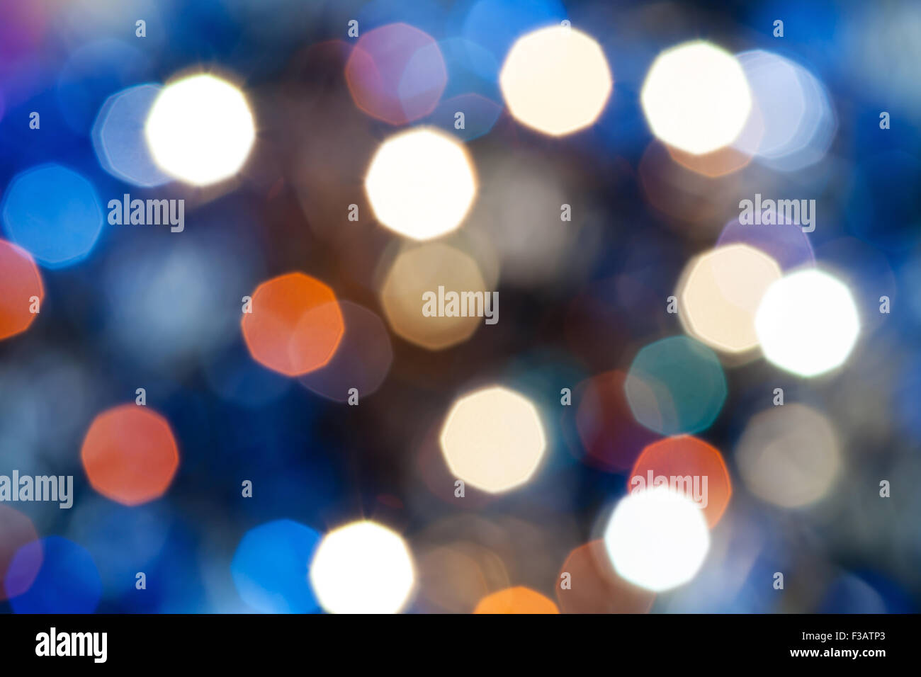 Abstract sfondo sfocato - blu scintillanti luci di Natale bokeh di le ghirlande elettriche su albero di Natale Foto Stock
