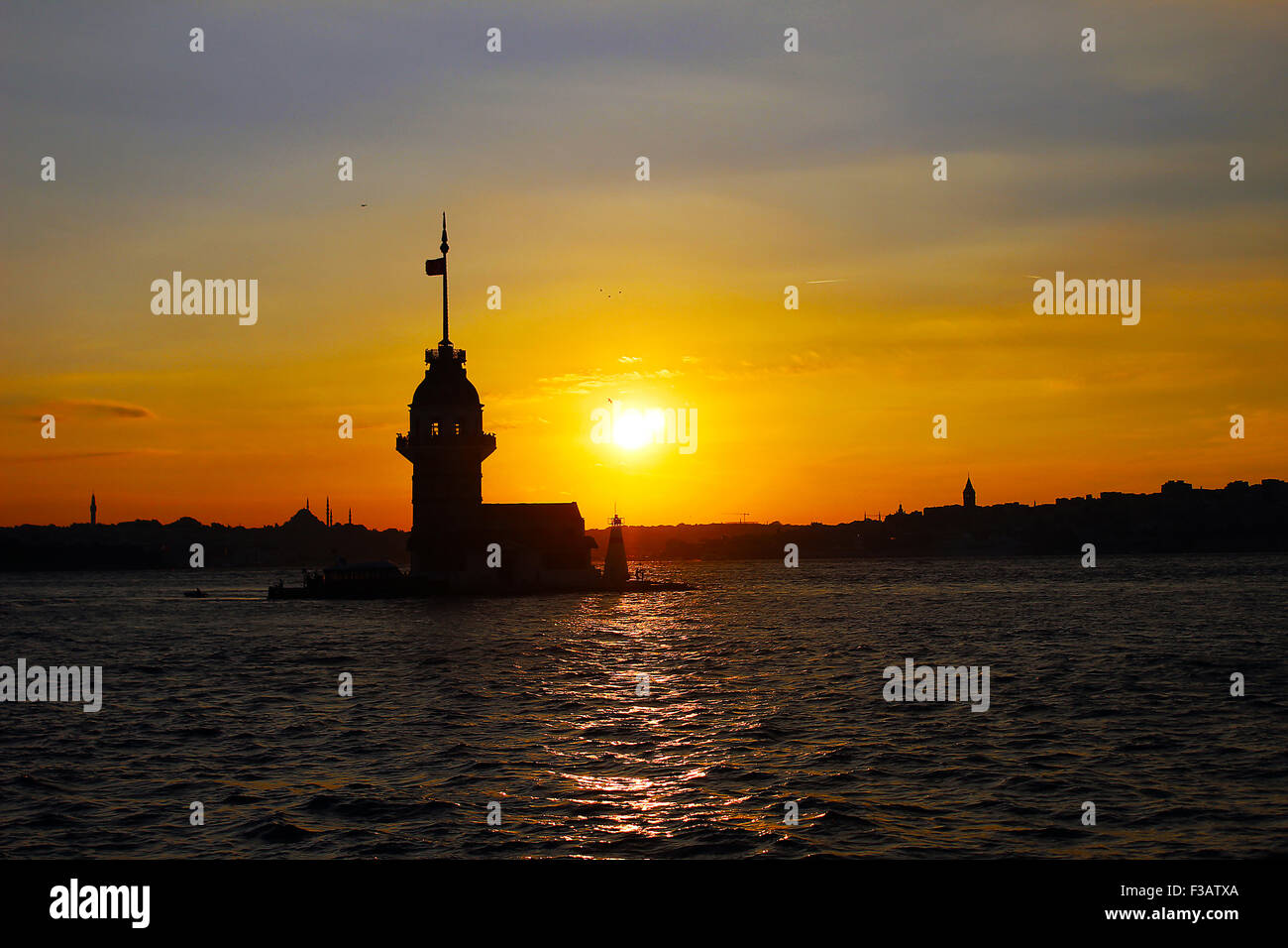 La fanciulla la torre (Kiz Kulesi) ad Istanbul in Turchia. Foto Stock