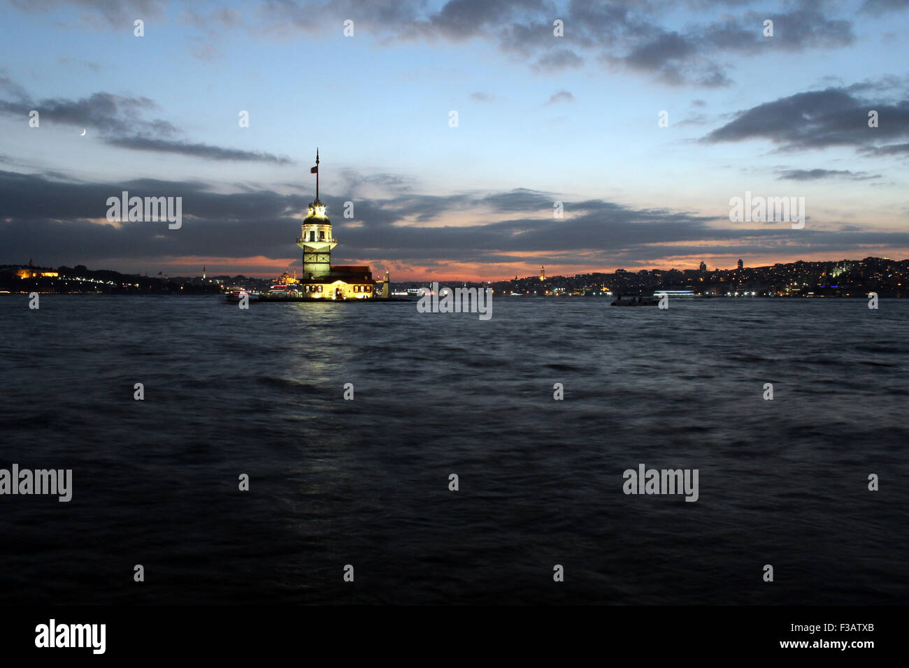 La fanciulla la torre (Kiz Kulesi) ad Istanbul in Turchia. Foto Stock