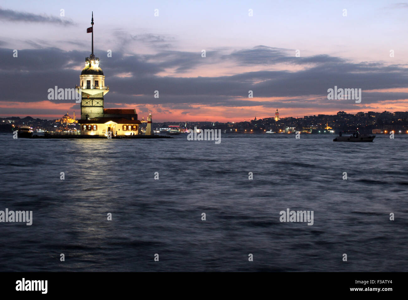 La fanciulla la torre (Kiz Kulesi) ad Istanbul in Turchia. Foto Stock