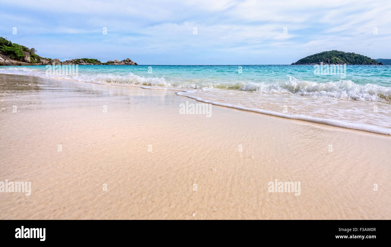 Bellissimo paesaggio blu del mare di sabbia bianca e onde sulla spiaggia durante il periodo estivo a Koh Miang isola in Mu Ko Similan parco nazionale, Foto Stock