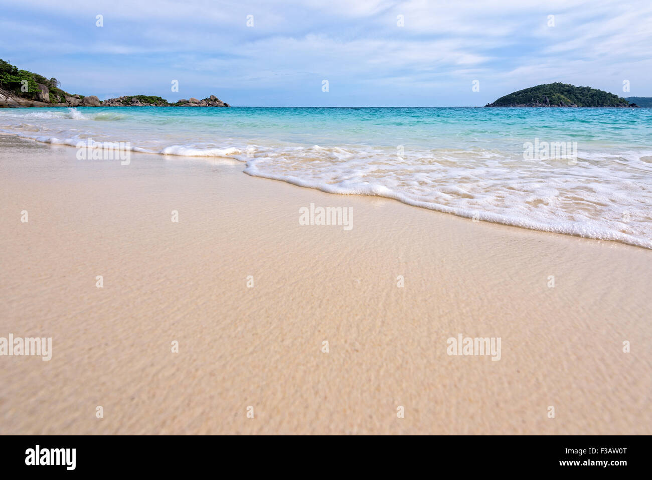 Bellissimo paesaggio blu del mare di sabbia bianca e onde sulla spiaggia durante il periodo estivo a Koh Miang isola in Mu Ko Similan parco nazionale, Foto Stock