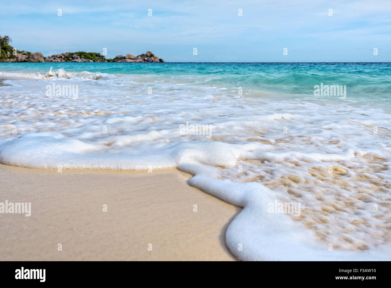 Bellissimo paesaggio blu del mare di sabbia bianca e onde sulla spiaggia durante il periodo estivo a Koh Miang isola in Mu Ko Similan parco nazionale, Foto Stock