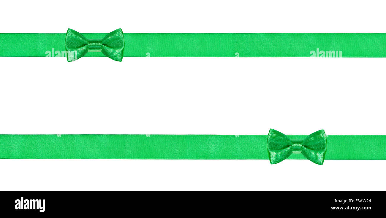 Due piccoli green bow nodi in parallelo due nastri di seta isolati su sfondo bianco Foto Stock