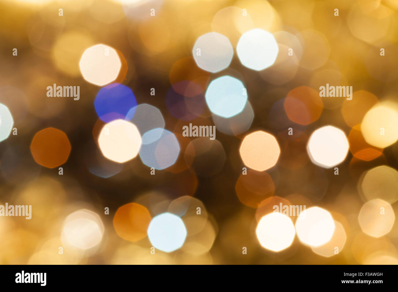 Abstract sfondo sfocato - blu, rosa, marrone scintillanti luci di Natale bokeh di le ghirlande elettriche su albero di Natale Foto Stock