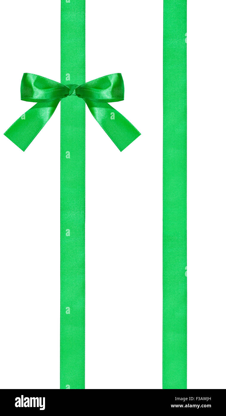 Una prua verde nodo sul parallelamente due nastri di raso isolati su sfondo bianco Foto Stock