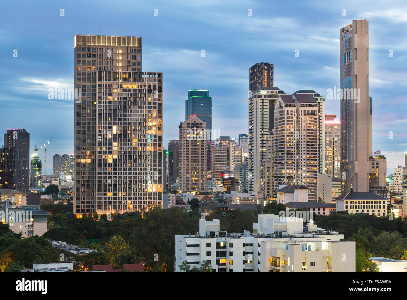 Bangkok skyline moderna intorno al Sathorn/Quartiere degli Affari di Silom, che contiene un sacco di alberghi di lusso e torri di uffici, in Foto Stock