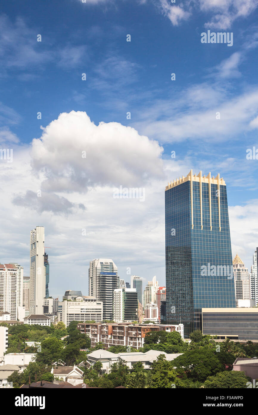 Bangkok skyline moderna intorno al Sathorn/Quartiere degli Affari di Silom, che contiene un sacco di alberghi di lusso e torri di uffici, in Foto Stock