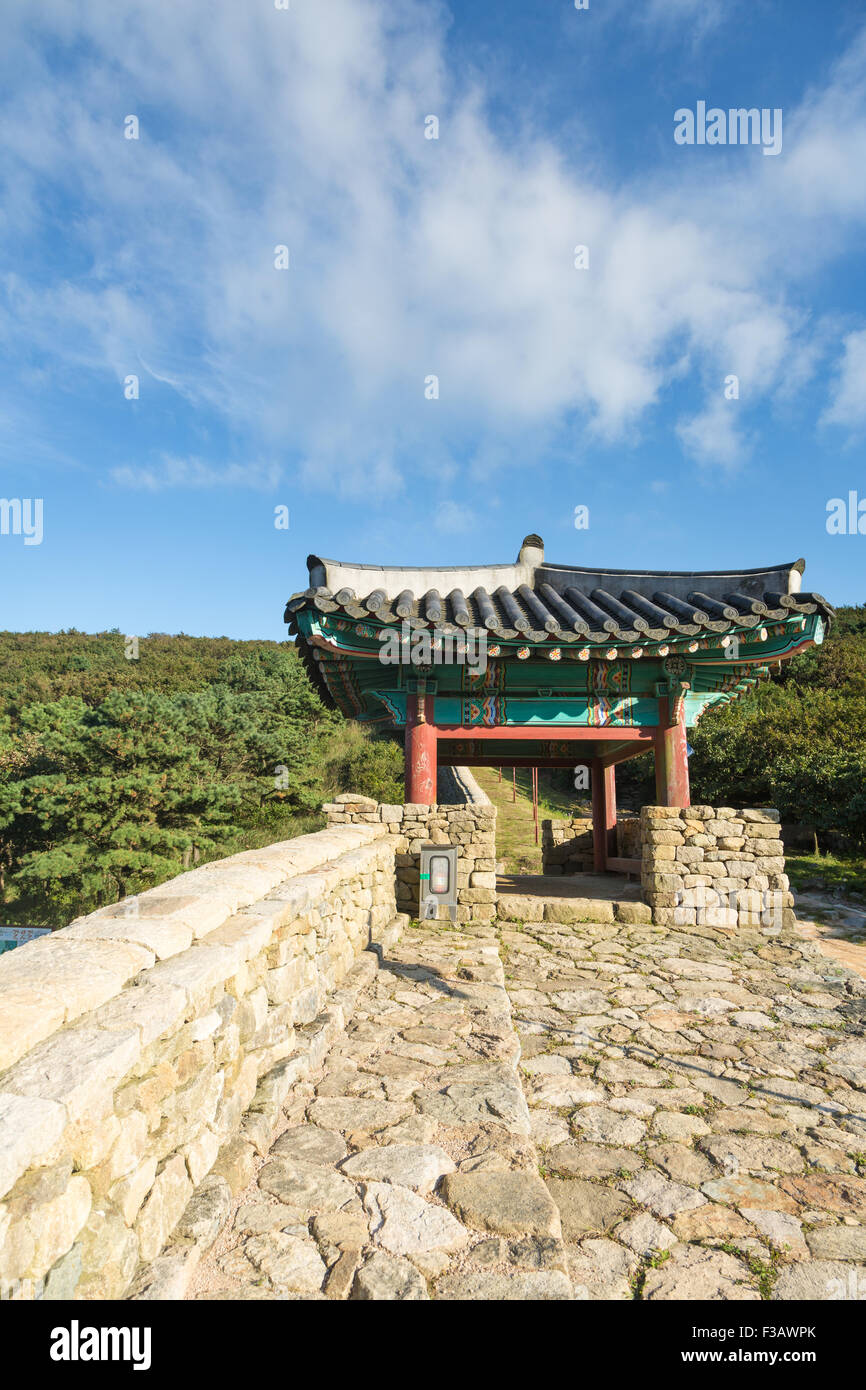 Geumjeongsanseong o Geungjeong fortezza di montagna, si trova nelle colline a destra nel centro della città di Busan in Corea del Sud Foto Stock