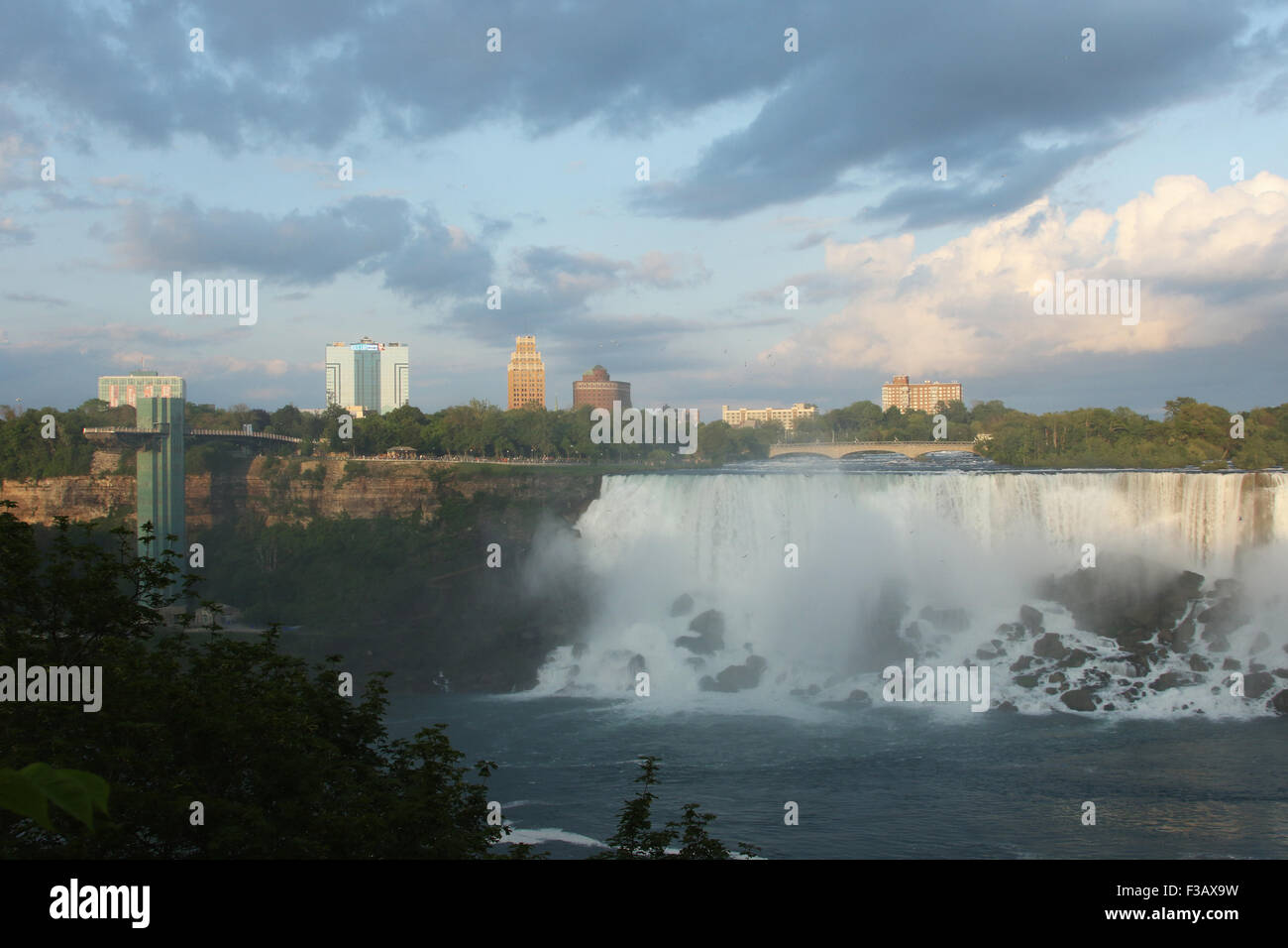 Cascate Americane. Skyline di Niagara Falls, New York, Stati Uniti d'America. Vista da Niagara Falls, Ontario, Canada. Foto Stock