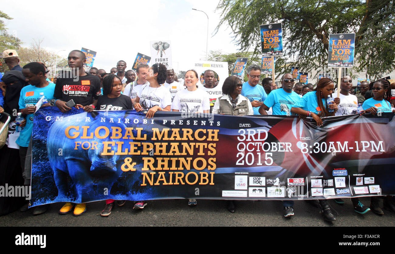 (151003)-- NAIROBI, Ottobre 3, 2015 (Xinhua) -- la gente a prendere parte al Global March per elefanti e rinoceronti, un anti-caccia di frodo dimostrazione chiamando per le attenzioni per la tutela della fauna selvatica, a Nairobi, in Kenya, Ottobre 3, 2015. (Xinhua/John Okoyo) Foto Stock