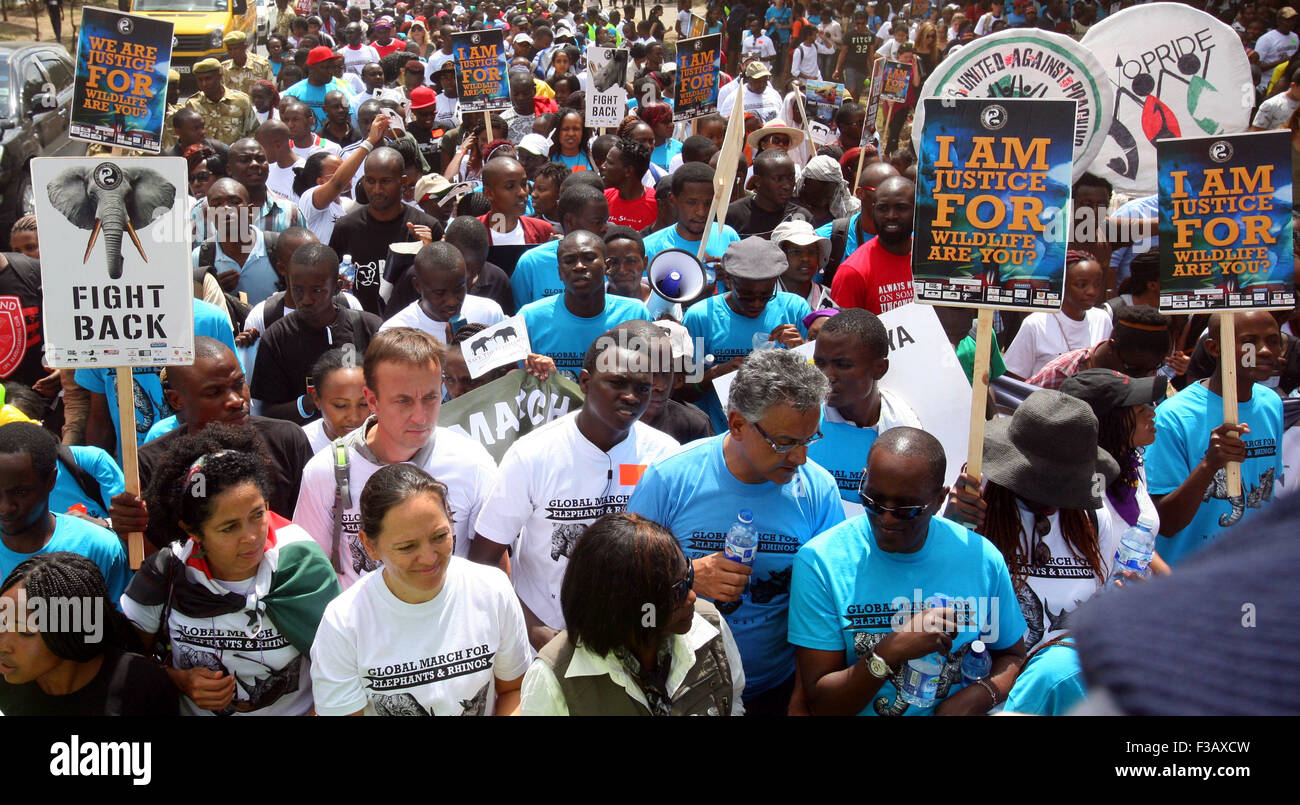 (151003)-- NAIROBI, Ottobre 3, 2015 (Xinhua) -- la gente a prendere parte al Global March per elefanti e rinoceronti, un anti-caccia di frodo dimostrazione chiamando per le attenzioni per la tutela della fauna selvatica, a Nairobi, in Kenya, Ottobre 3, 2015. (Xinhua/John Okoyo) Foto Stock