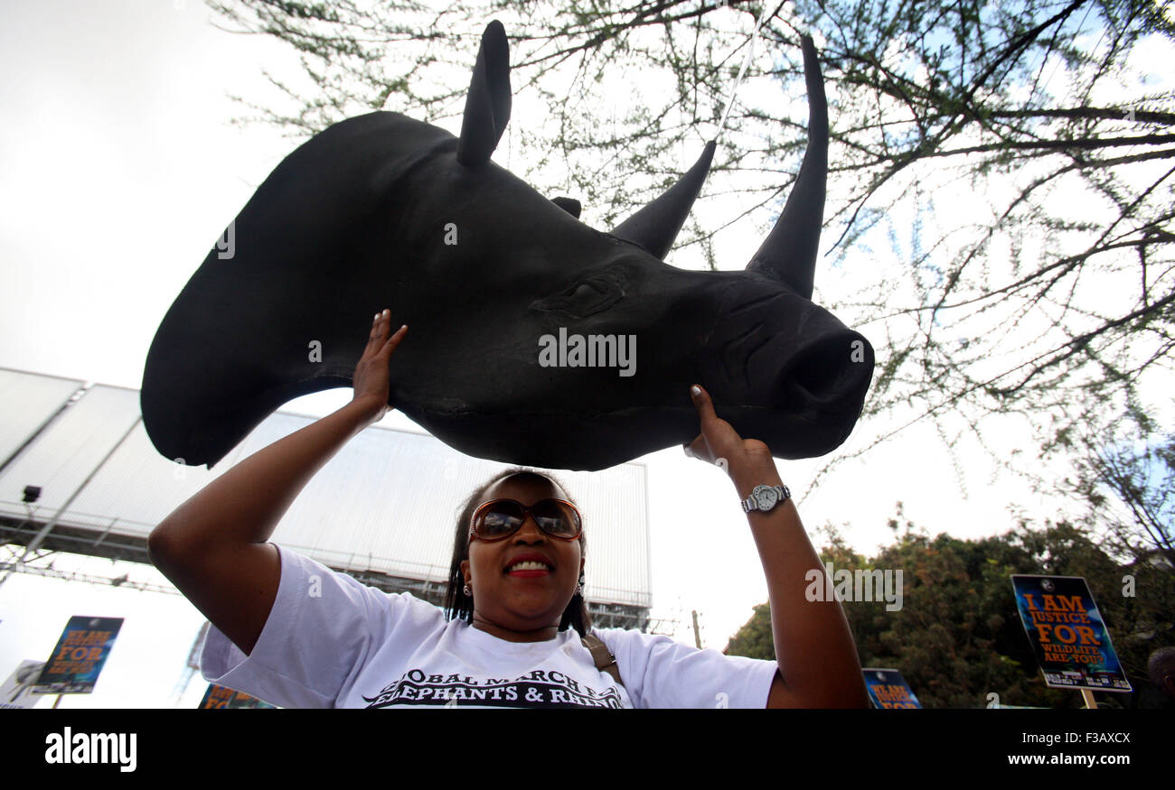 (151003)-- NAIROBI, Ottobre 3, 2015 (Xinhua) -- una donna prende parte alla marcia globale per elefanti e rinoceronti, un anti-caccia di frodo dimostrazione chiamando per le attenzioni per la tutela della fauna selvatica, a Nairobi, in Kenya, Ottobre 3, 2015. (Xinhua/John Okoyo) Foto Stock