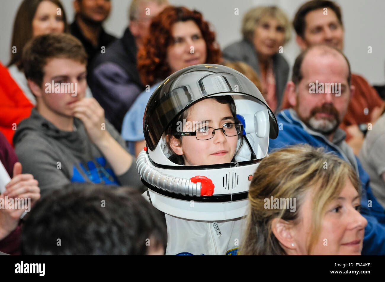 Belfast, Irlanda del Nord, Regno Unito. 3 Ottobre, 2015. Una giovane ragazza abiti fino come un astronauta come astronauta della NASA Greg H. Johnson visite Belfast Credit: stephen Barnes/Alamy Live News Foto Stock