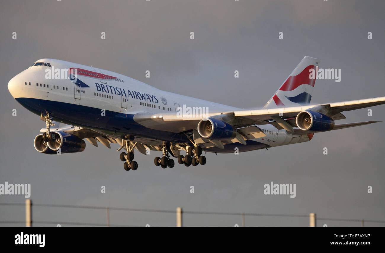 British Airways Boeing 747 jumbo getto G-BNLK venuta in terra a Londra Heathrow Airport LHR Foto Stock