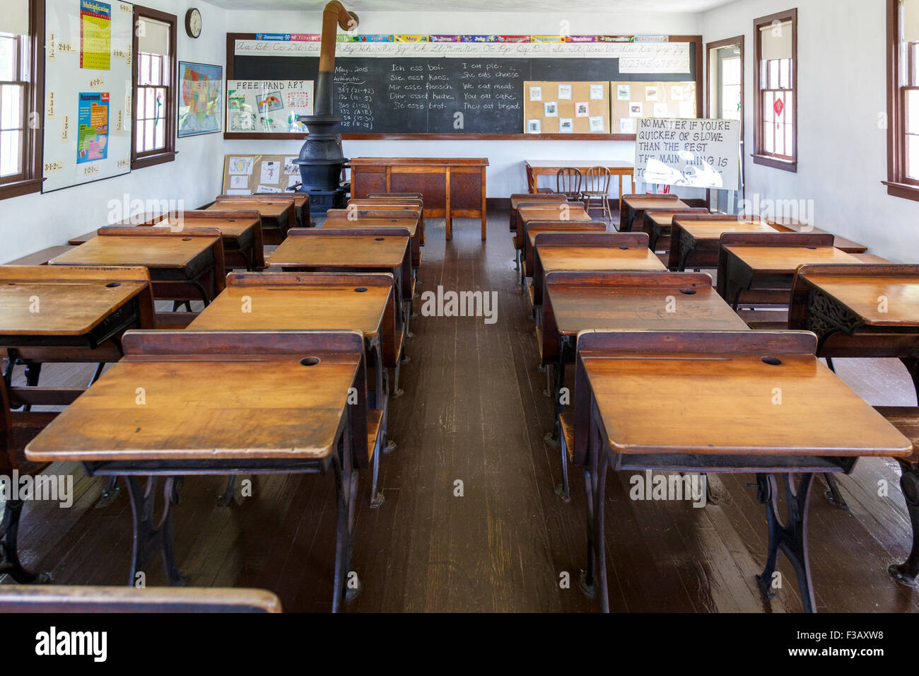 Scuola di legno Scrivanie in ordine di dimensione in una camera schoolhouse Amish al villaggio Amish Ronks Pennsylvania Foto Stock