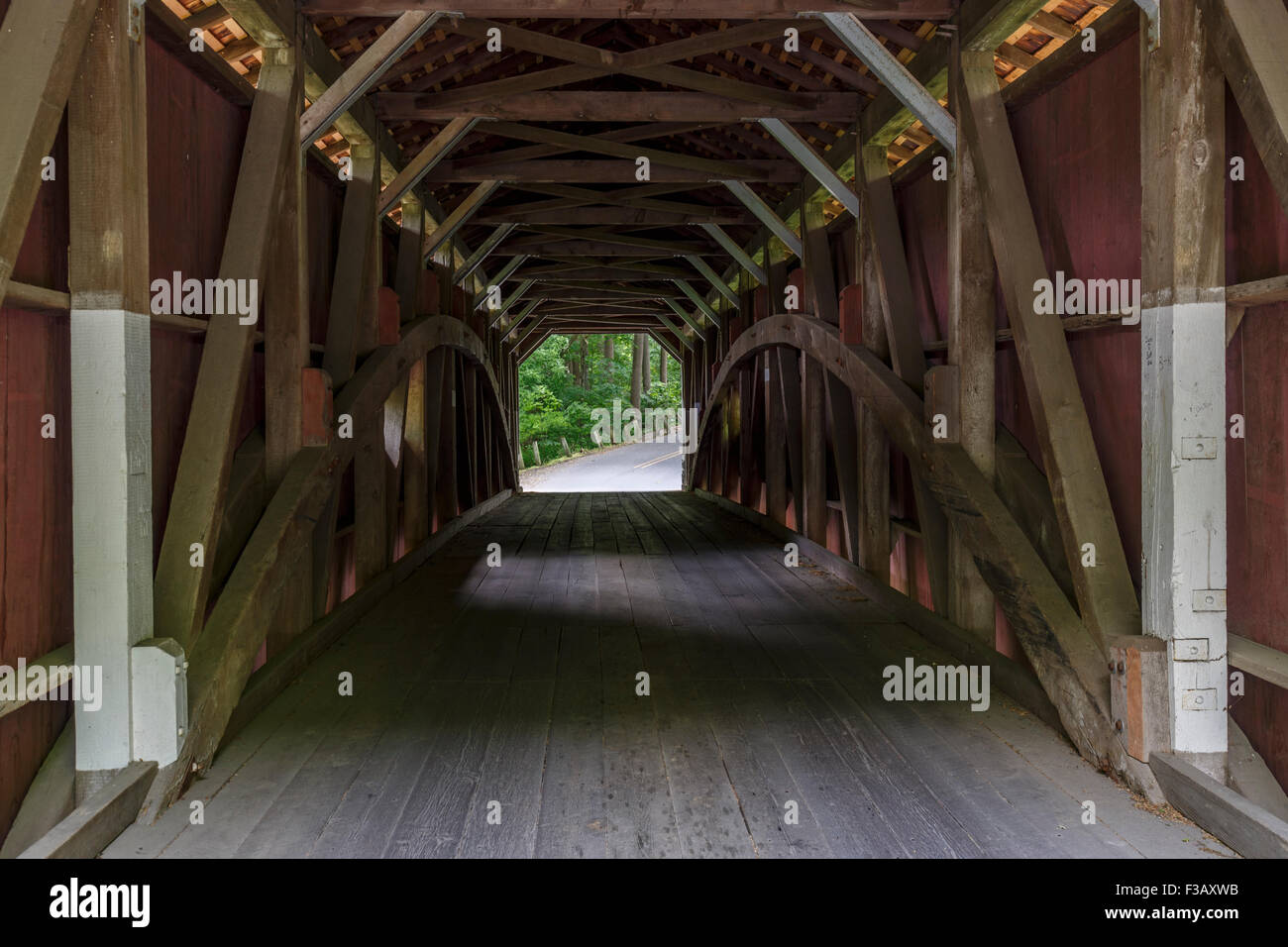 Kurtz mulino del ponte di coperta Kiwanis Dr Lancaster. single span, legno, doppia bavatura capriate arco design con l'aggiunta di acciaio appendiabiti aste. Il ponte è costituito da listoni in legno di quercia. Foto Stock Kurtz mulino del ponte di coperta Kiwanis Dr Lancaster. single span, legno, doppia bavatura capriate arco design con l'aggiunta di acciaio appendiabiti aste. Il ponte è costituito da listoni in legno di quercia. Foto Stock