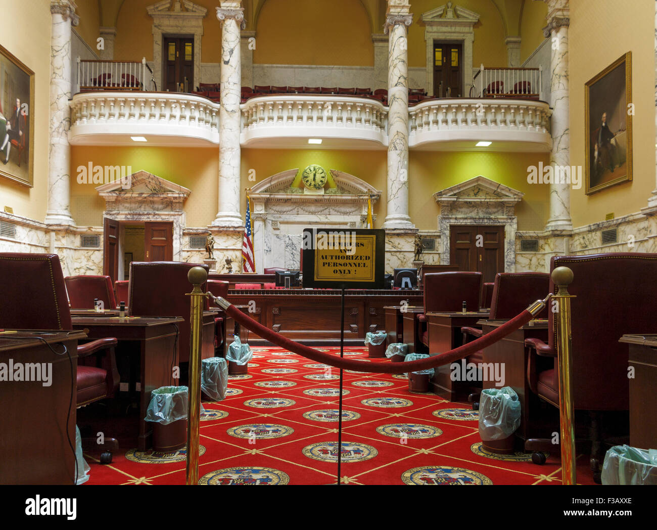 Camera del Senato tappeto rosso e bianco, la Crossland colori della bandiera del Maryland. Tessuto in la moquette è la grande tenuta di 1648 Foto Stock