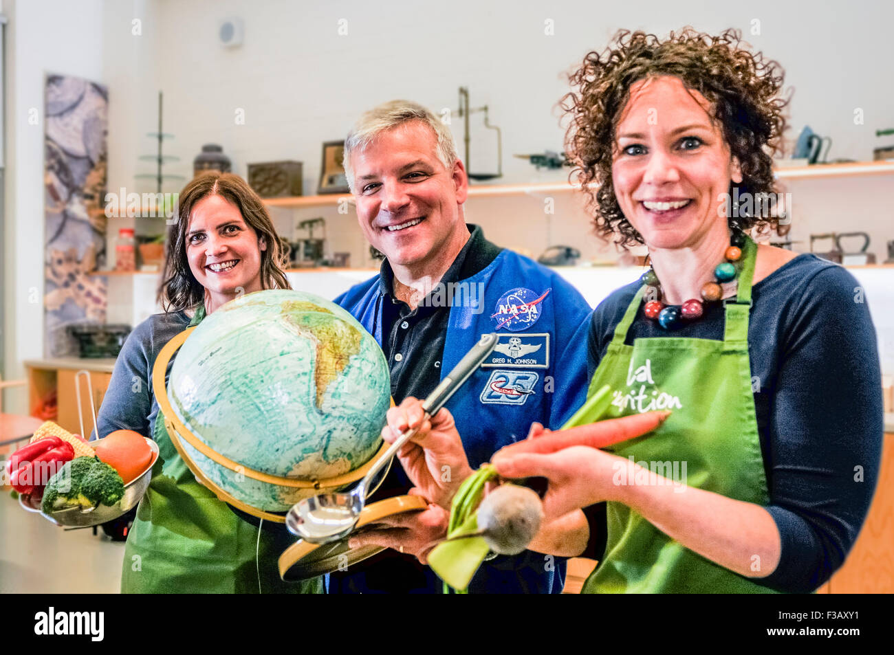 Belfast, Irlanda del Nord, Regno Unito. 3 Ottobre, 2015. L'astronauta della NASA Greg H. Johnson visite Belfast per contribuire a promuovere una sana alimentazione con Vitale Nutrizione Credit: stephen Barnes/Alamy Live News Foto Stock