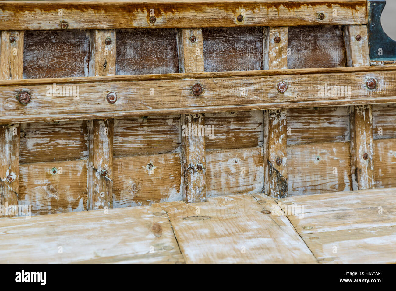 Chiodi in rame e stoppini che mostra nelle nervature e correnti di una vecchia imbarcazione in legno Foto Stock