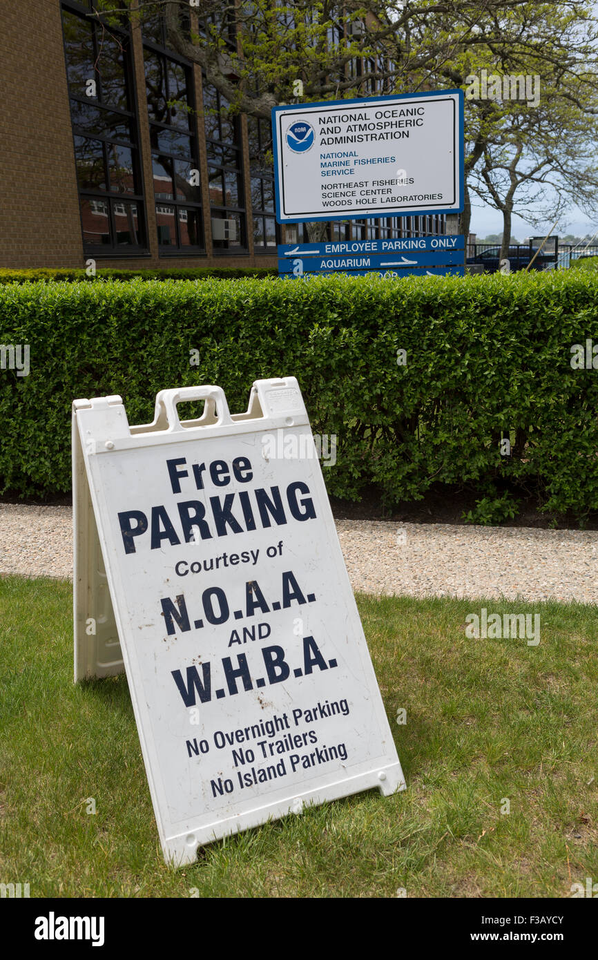 Parcheggio gratuito segno a proprietà N.O.A.A Woods Hole in Massachusetts Foto Stock