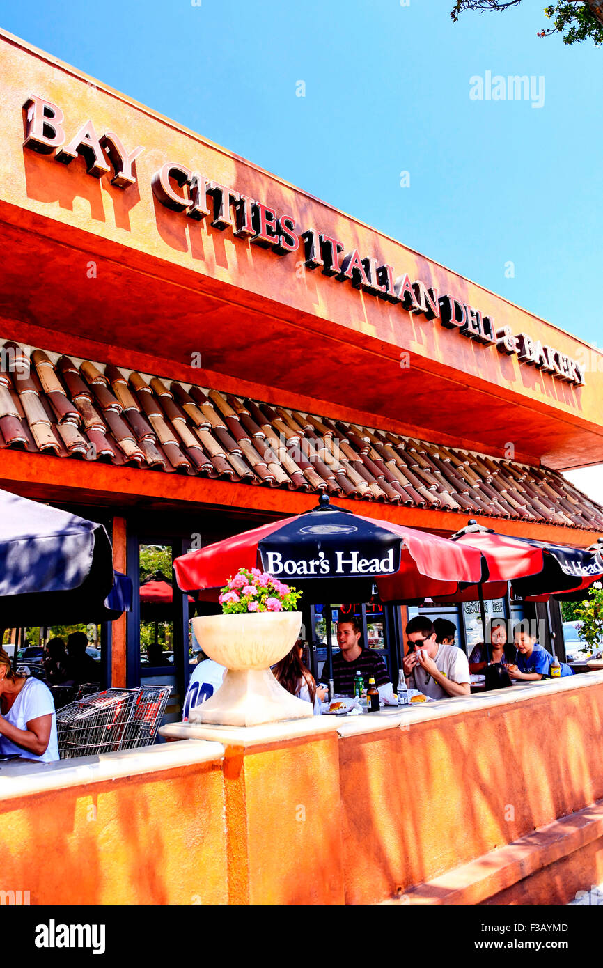 Persone di mangiare al di fuori della baia città Deli Italiana e panetteria nel centro cittadino di Santa Monica California Foto Stock