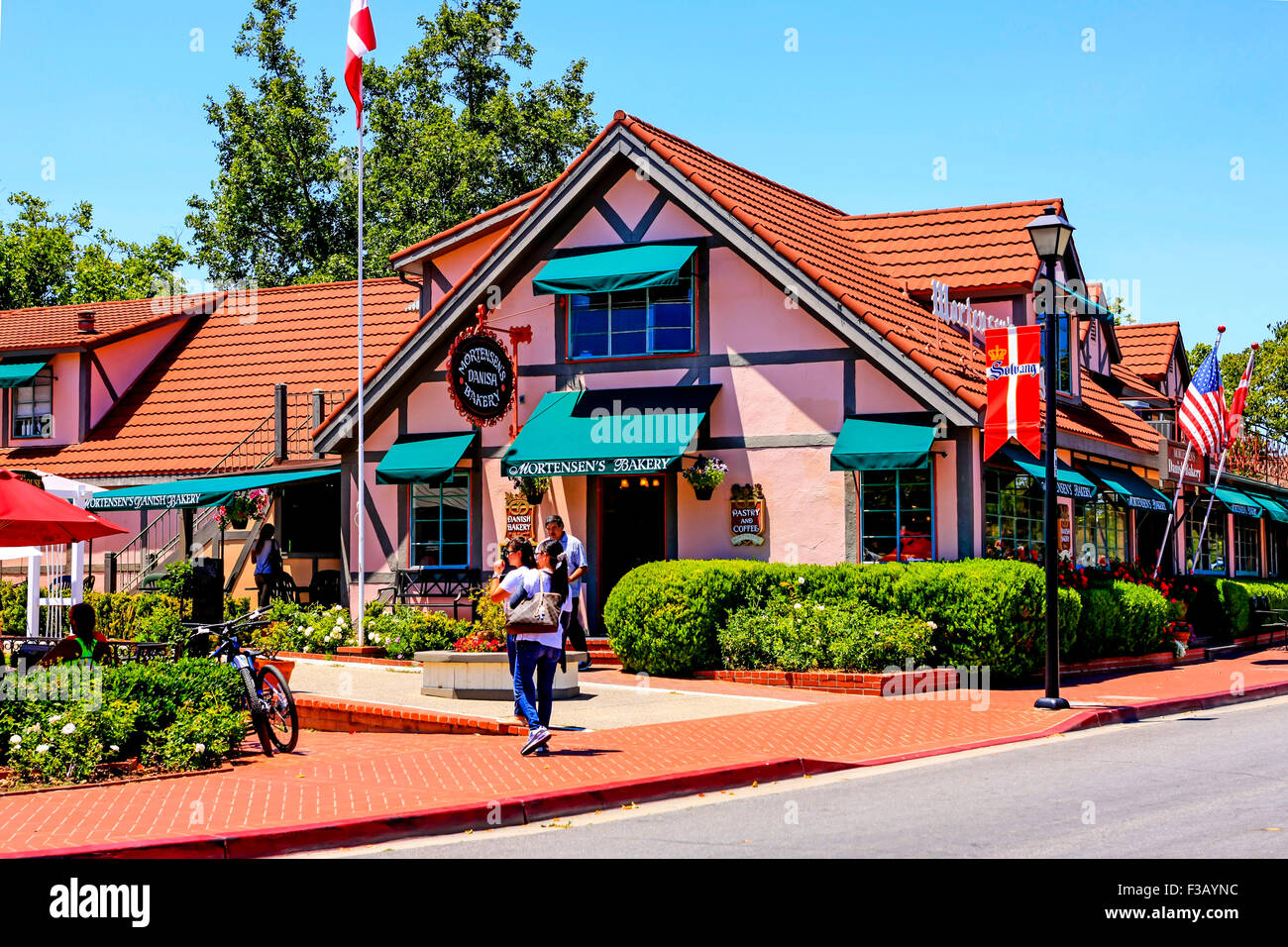 Mortensen di panificazione tradizionale che serve pasticcini danesi in danese-stile villaggio di Solvang in California Foto Stock