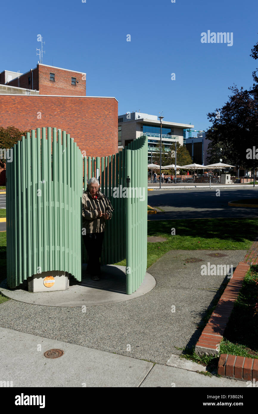 Spirale esterna a forma di wc pubblico orinatoio a Pandora e governo Victoria British Columbia Foto Stock