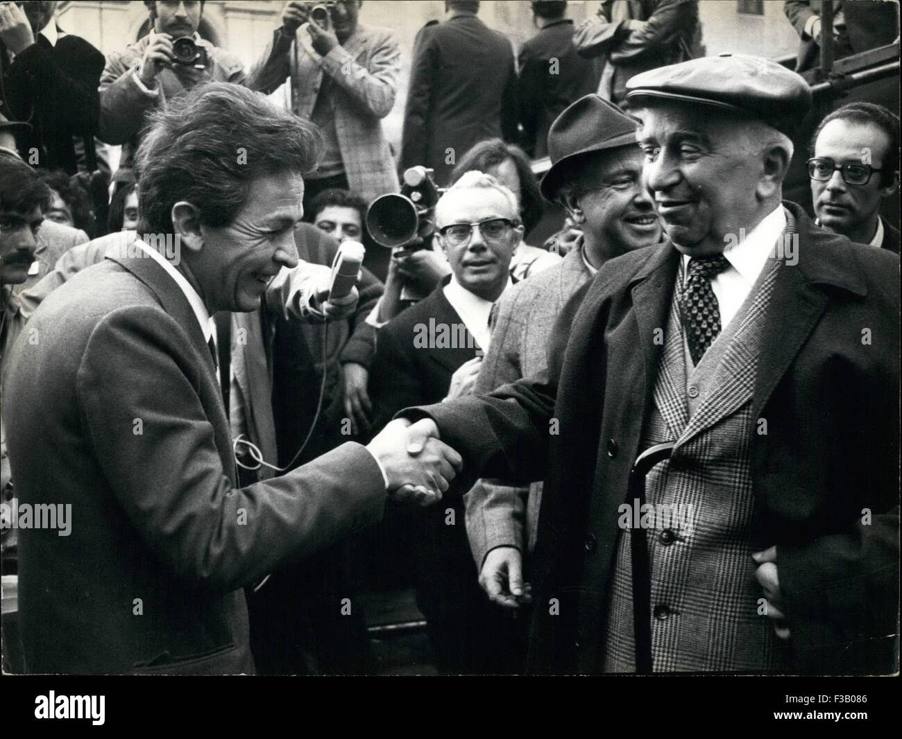 1974 - campagna referendaria vicino vicino: Il leader del PCI, comunisti italiani, Enrico Berlinguer chiusa la campagna referendaria affrontare un discorso in San Giovanni Square. Enrico Berlinguer, sinistra stringe la mano con il vecchio leader Luigi Longo, 74. © Keystone Pictures USA/ZUMAPRESS.com/Alamy Live News Foto Stock