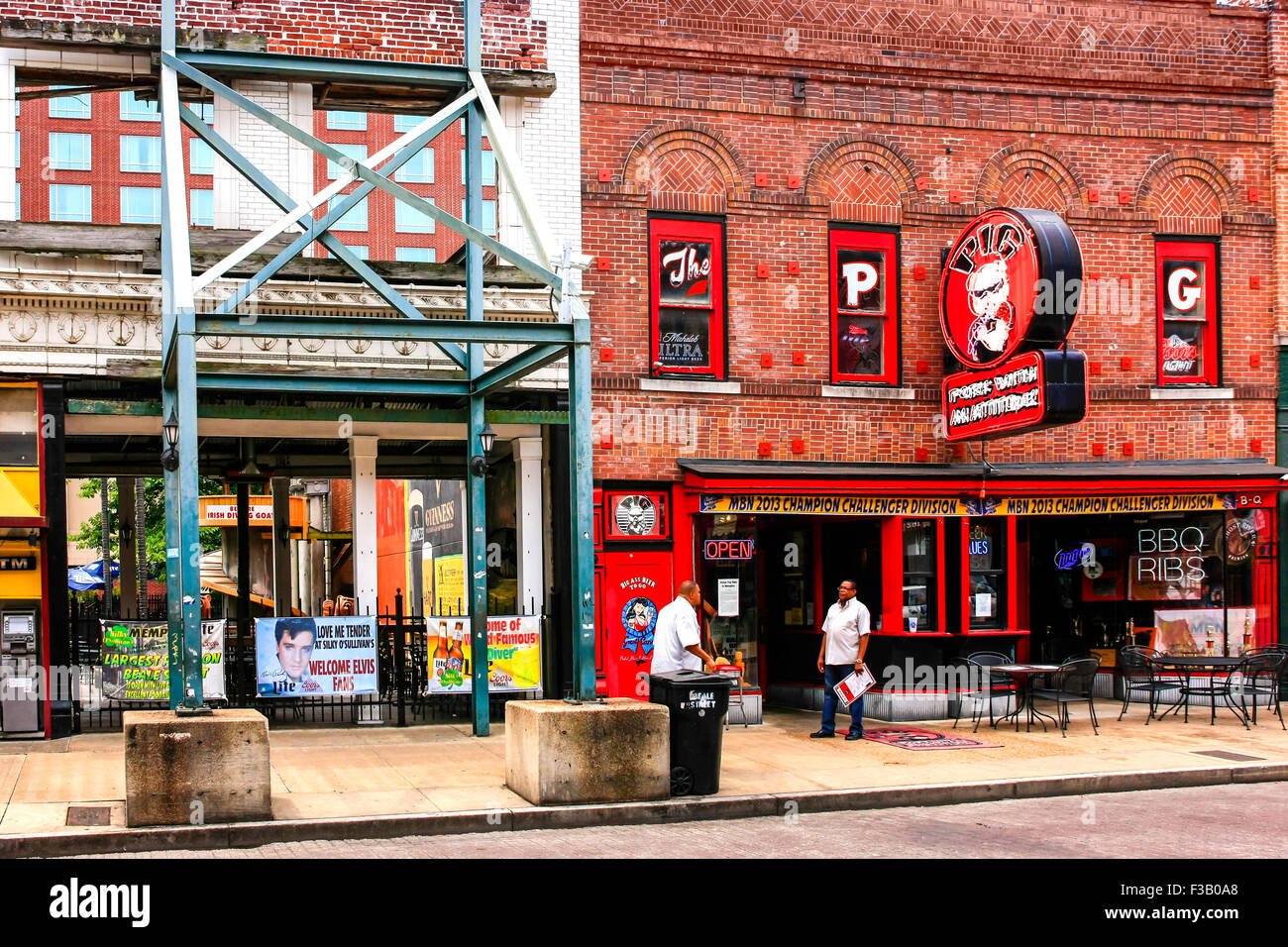 La facciata di edificio tenuto fino a ponteggio con il maiale ristorante e nightclub vicino a Beale Street a Memphis, Tennessee Foto Stock