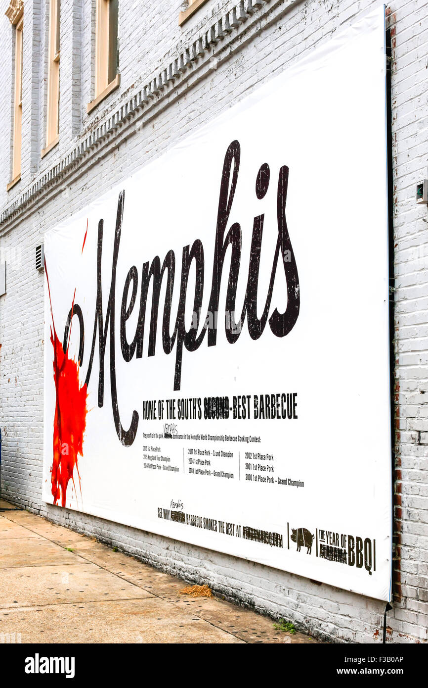 Memphis pubblicità Affissioni visto giù un vicolo off Beale Street Foto Stock