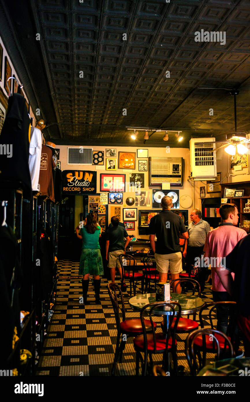 Persone assorbendo l'atmosfera in Sun Studio museum e cafe a 706 Union Ave, Memphis, Tennessee Foto Stock