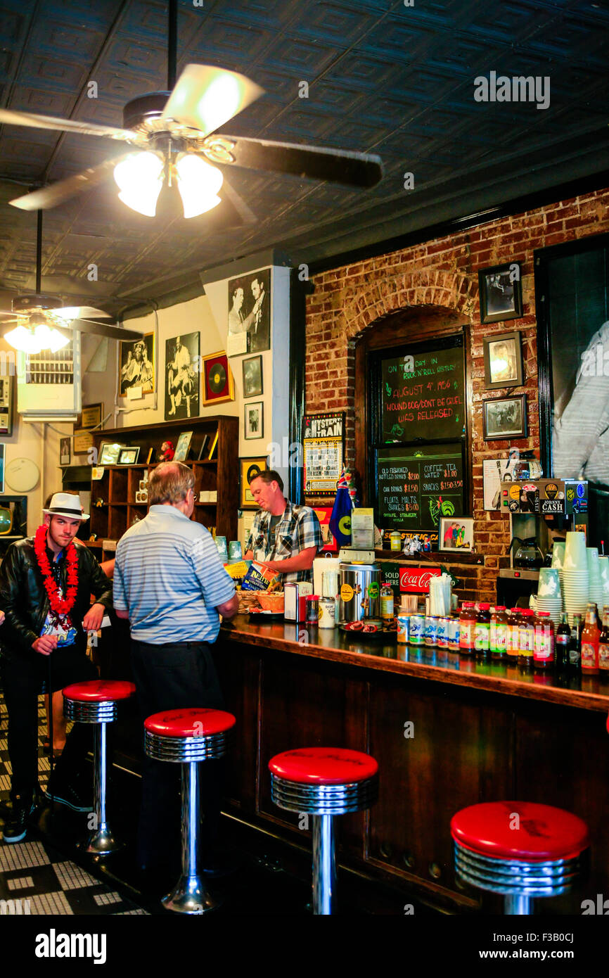 Persone assorbendo l'atmosfera in Sun Studio museum e cafe a 706 Union Ave, Memphis, Tennessee, luogo di nascita del Rock N' Ro Foto Stock