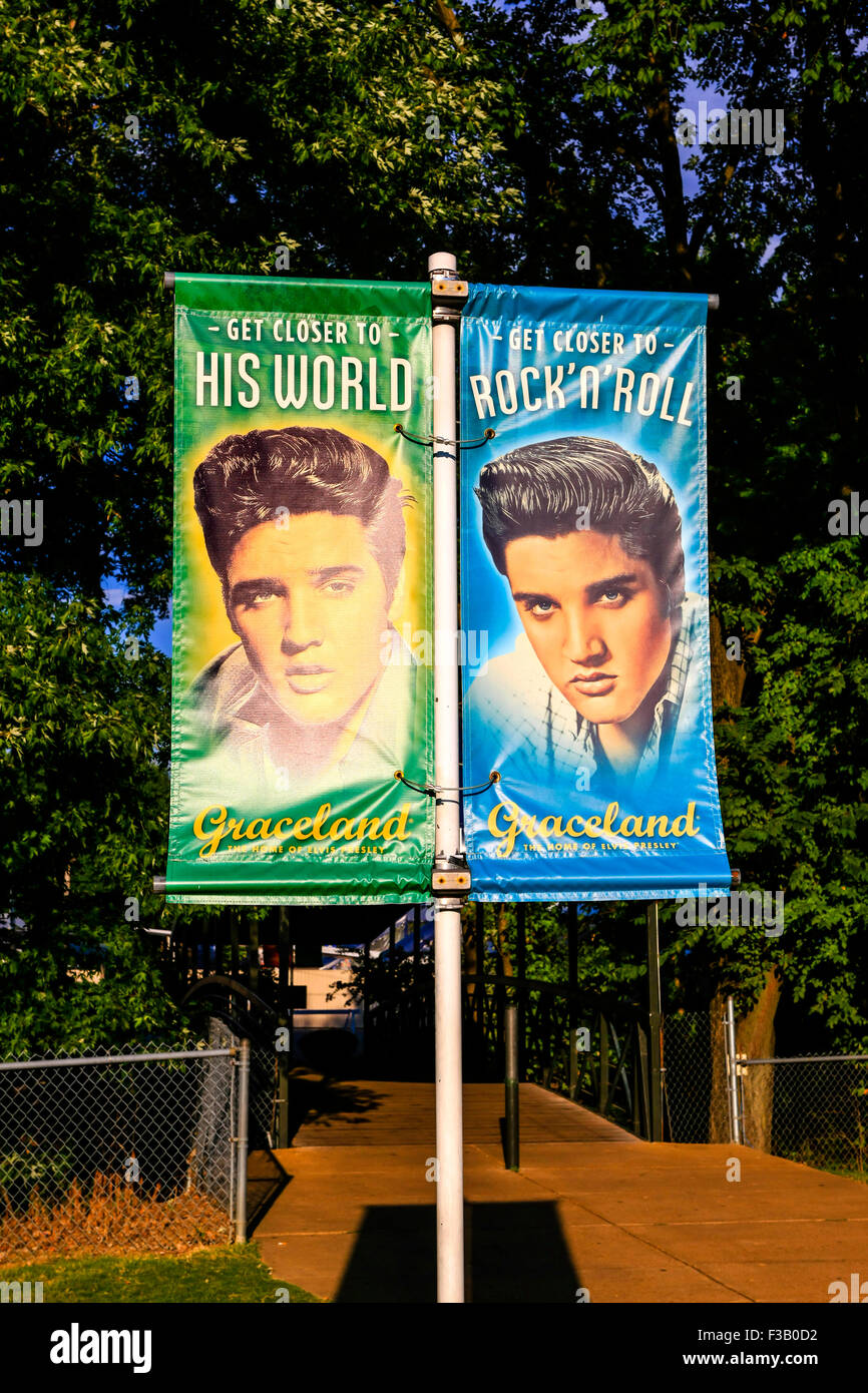 Banner raffigurante Elvis al di fuori del museo di Graceland a Memphis, Tennessee Foto Stock