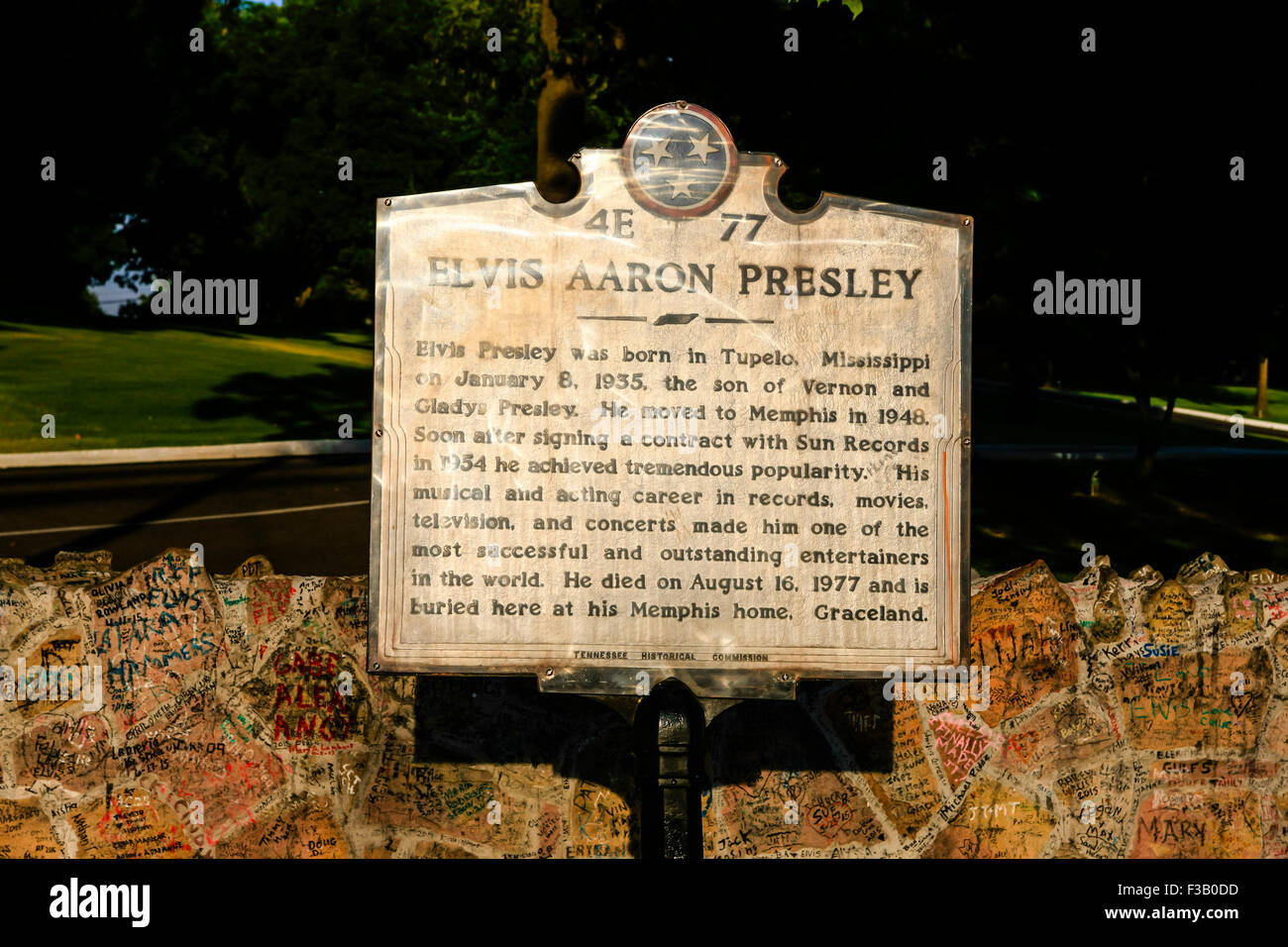 La storia della placca Gracelands esterno, la casa di Elvis in Memphis Tennessee Foto Stock